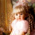 Detailansicht der Reborn-Prinzessinnenpuppe mit blonden Locken und rosa Tüllkleid - Gold Lockiges Haar Rosa Prinzessinnenkleid Stil