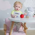 Poupée réaliste bébé reborn avec cheveux blonds en t-shirt gris dans une chambre douce - Style Bloc de Couleur Gris Jaune (1)