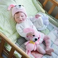 22 Zoll realistische Reborn-Babypuppe April mit rosa Strickmütze und weißem Body - Rosa Kaninchen Stil (2)