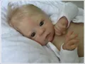 Poupée Reborn réaliste avec cheveux blonds et yeux bleus en vêtements blancs bébé - Style 5(Look Fini)