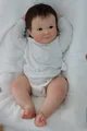 Dettaglio della bambola reborn da 60cm con pelle realistica 3D e capelli castani - Bambola di Simulazione (2183) / Stile Grande