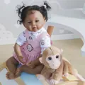 Poupée reborn de 50cm à peau foncée, cheveux bouclés, robe rose et jouet singe en peluche - Tenue de Singe Rose (RAVEN) / Peau Profonde / 50 cm