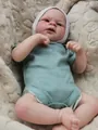 Detailaufnahme der lebensechten Reborn-Puppe Elijah mit 3D-Haut und blauem Body - Realistische Puppe (2167) / 46cm