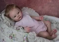 Detailansicht der 18-Zoll-Meadow-Reborn-Puppe mit realistischer Haut im rosa Strampler - Natürlicher Stil / Standard Groß