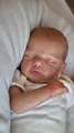 Nahaufnahme der schlafenden Reborn-Babypuppe mit realistischer Haut und weißem Baumwollbody - Schlafende Puppe Stil 1 / 19 Zoll