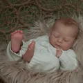 Bambola realistica reborn da 46 cm che dorme con maglione in maglia e culla di vimini - Bambola in Posa di Sonno Realistica / 46cm