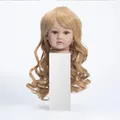 55-60cm Puppenkopf mit langen blonden Locken und Pony auf weißem Sockel - Lange lockige Haare / Hellgold