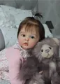 Nahaufnahme der realistischen Reborn-Puppenhaut und Haare mit blumigem Outfit - Stoffkörper-Stil / Rosa / 60CM