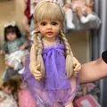 Lebensechte 55cm Reborn-Puppe mit blonden Zöpfen und lila Kleid aus gefaltetem Netz - Lila Netz Kleid Stil (Mit Schuhen)