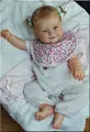 Nahaufnahme der Reborn-Puppe Maddie mit 3D-Hautstruktur und geblümtem Lätzchen im Detail - 50cm Stoffkörper / Wie abgebildet