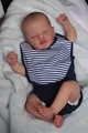 Makroaufnahme der 19 Zoll Reborn-Babypuppe Sam mit realistischer Hautstruktur und Schlafgesicht - 49cm / Blau