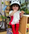 Muñeca reborn realista de 55cm con pelo rizado castaño, gorro de panda y ropa roja - Estilo de Traje de Tema Panda (Como se Muestra Muñeca) / 55 cm