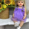 Realistische 55cm Reborn-Puppe mit blonden Haaren im violetten Netzkleid auf Pelzmatte - Lila