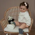 Detail van 60cm reborn pop met kuiltjes, handgeworteld haar en zacht panda knuffeltje - Stof Lichaam Stijl