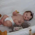 Realistische 49 cm Reborn-Babypuppe mit 3D-Hautadern in weißem Flechtkorb - Wie Abgebildet / 49 Cm Großes Mädchen Aus Vollplastik