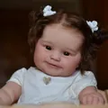 Bambola Reborn Maddie da 60cm fatta a mano con capelli ricci e top bianco a cuore - 60cm Corpo in Tessuto / Neonata Realistica (Vestito Bianco)