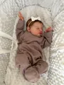Dettaglio di bambola reborn da 19 pollici in tutina malva su tessuto minky a pois bianchi - Occhi Dormienti Stile Corpo in Tessuto (3018) / Come Mostrato