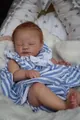 Detailaufnahme der schlafenden August Reborn-Puppe im blau gestreiften Strampler - 19 Zoll / Stoffkörper Stil