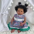 Bambola reborn nera realistica da 50cm con capelli ricci seduta su tappeto di peluche - Stile Grande