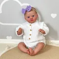 50 cm handgefertigte Reborn-Puppe mit blauen Augen, Strickoutfit und lila Haarband - Groß / Wie Abgebildet