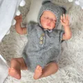 Muñeca reborn realista de 49cm con pelele de punto gris y gorro con orejas suaves - 49cm