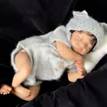 Realistische 19 Zoll Levi Reborn-Puppe mit brauner Haut im grauen Bären-Strickanzug - Puppen / 49 Cm Braune Haut