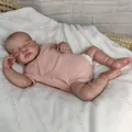Bambola reborn realistica da 49cm LouLou in pagliaccetto rosa che dorme in un cesto - 49cm