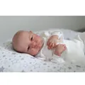Naturgetreue 19-Zoll Reborn-Babypuppe Levi mit 3D-Hautstruktur und weißem Baumwolloutfit - Stoffkörperpuppe
