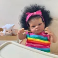 50cm Reborn-Puppe mit dunkler Haut in Regenbogen-Weste und rosa Stirnband mit Lamm-Spielzeug - Regenbogen Streifen Stil