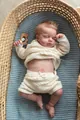 Realistische 19-Zoll Reborn-Puppe Loulou in beiger Strickkleidung mit Holzrassel - Mädchen-Stil / Vollsilikon Mädchen Puppe