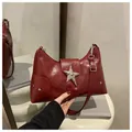 Borsa sottobraccio punk in finta pelle rosso scuro con fibbia a stella e rivetti - Rosso
