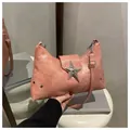 Borsa a spalla punk rosa con borchie a stella argentate e tracolla regolabile - Rosa