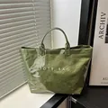Bolso tote verde bosque de Tyvek impermeable con estampado minimalista TOTE BAG - Verde