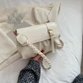 Sac bandoulière plissé beige chic avec bandoulière tissée et boucle dorée - Blanc Cassé