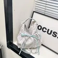Florale Canvas-Beuteltasche mit hellblauer Karo-Schleife und Frühlingsblumenmuster - Blumen Kordelzug Eimer Stil (款一)