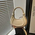 Schicke beige Halbmond-Handtasche mit FASHION-Logo und Kugelgriff-Detail für Damen - Weiß