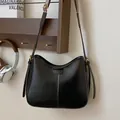 Vintage schwarze Halbmond-Schultertasche aus glänzendem PU-Leder mit breitem Gurt - Schwarz