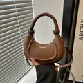Dunkelbraune Halbmond-Handtasche mit silbernem Fashion-Schriftzug und Schultergurt - Braun
