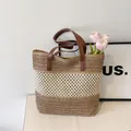 Bolso tote de paja a rayas marrón oscuro y beige con asas de cuero PU resistentes - Con Colgante / Caqui
