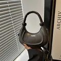 Schicke schwarze Halbmond-Handtasche mit rundem Griff und modischem Text für Damen - Schwarz