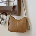 Retro-Schultertasche aus mattem braunem PU-Leder mit verstellbarem Riemen - Khaki