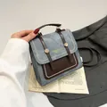 Sac carré en denim bleu et cuir marron avec bordure en perles et lanières décoratives - Style Patchwork Denim Perles Bleu Marron / Bleu