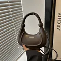 Dunkelbraune Halbmond-Handtasche mit silbernem FASHION-Logo und gepolstertem Griff - Braun