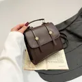 Mini sac à dos en cuir marron foncé avec détails dorés élégants et poignée supérieure - Style Cuir Rétro Marron Foncé / Marron