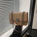 Bolso bandolera caqui retro con textura tejida y cierre de bloqueo metálico plata - Caqui
