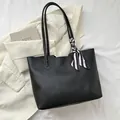 Minimalistische schwarze PU-Leder Einkaufstasche mit gestreiftem Tuch und Schultergurten - Schwarz