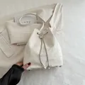 Bolso saco blanco con textura de mármol, mariposa plateada y cadena de perlas - Blanco
