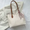 Minimalistische beige Shopper-Tasche mit braunen Riemen und kariertem Seidenschal - Weiß