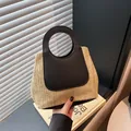 Sac cabas en paille fait main avec coutures noires et poignée ronde pour l'été chic - Noir
