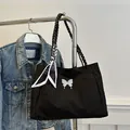 Borsa tote nera testurizzata con fibbia a farfalla argentata e dettaglio sciarpa di seta - Nero